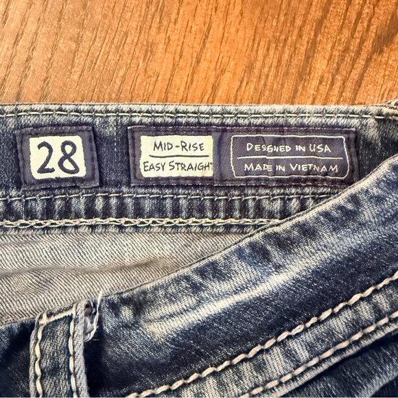 Miss Me mid rise easy strait jeans. Size 28 x 31.5 - Picture 4 of 7